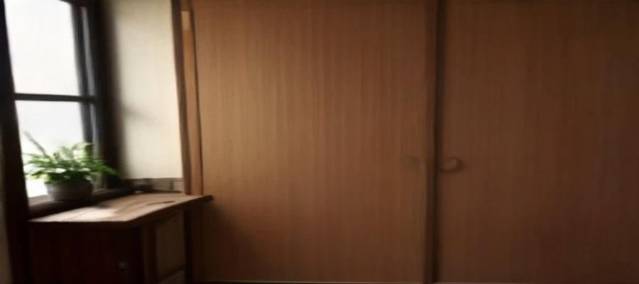 爱欲韩漫画风展示：细腻的线条勾勒出人物轮廓，薰衣草紫与暖橙色的配色营造出情感氛围，人物表情细节丰富，背景光影处理专业